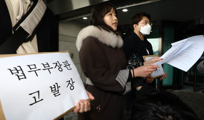 ▲방효경 변호사와 변호사시험 응시생들이 12일 오전 서울 서초구 대검찰청 민원실 앞에서 제10회 변호사시험 관련 법무부 장관 고발장 접수 전 기자회견을 하고 있다. (뉴시스)