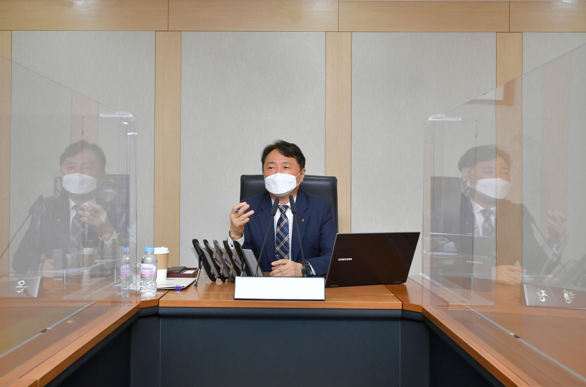 ▲권준학 농협은행장이 12일 서울 중구 소재 농협은행 본점에서 열린 '디지털부문 업무보고회'에 참석해 디지털 금융부문에 대한 현안사항을 논의하고 있다. (사진제공= NH농협은행)