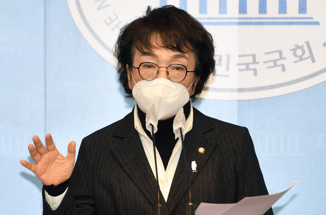 ▲서울시장 보궐선거에 출사표를 던진 열린민주당 김진애 의원이 12일 오전 서울 여의도 국회 소통관에서 1가구 1주택 법안 논란에 대해 민주당에 정책 토론을 제안하는 기자회견을 하고 있다. 김 의원은 "투기성이 아닌 일반 다주택자에게는 오히려 정책적 지원을 해야 한다"고 말했다. (연합뉴스)