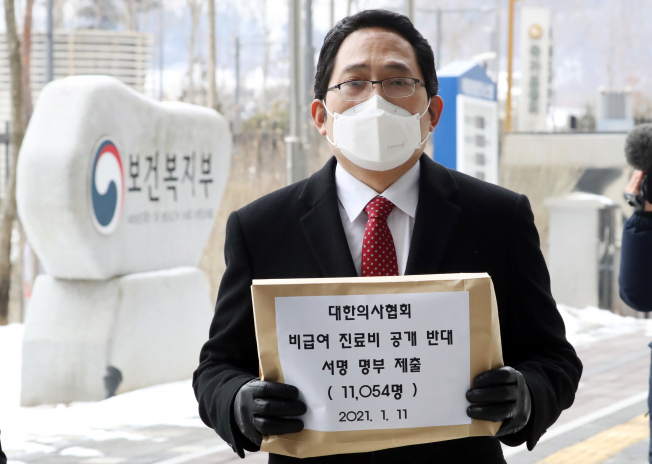 ▲장경태 더불어민주당 의원이 신종 코로나바이러스 감염증(코로나19) 백신 접종을 서둘러야 한다는 야권 요구를 ‘마루타적 발상’이라고 지적한 가운데, 대한의사협회장이 “백신 불신을 극단적으로 조장했다”고 비판의 목소리를 냈다. 사진은 최대집 의협 회장의 모습. (연합뉴스)