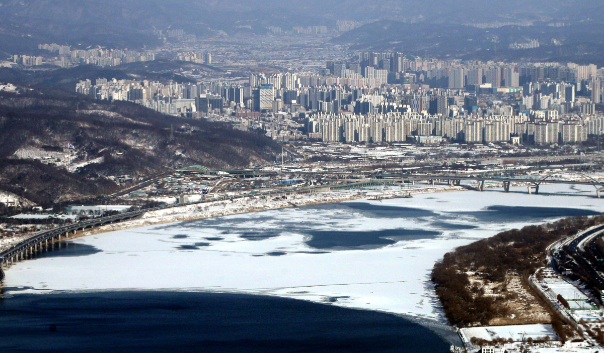 ▲서울 송파구 롯데월드타워 서울스카이 전망대에서 바라본 암사대교 인근의 얼어붙은 한강 수면 위로 눈이 덮여있다. (뉴시스)