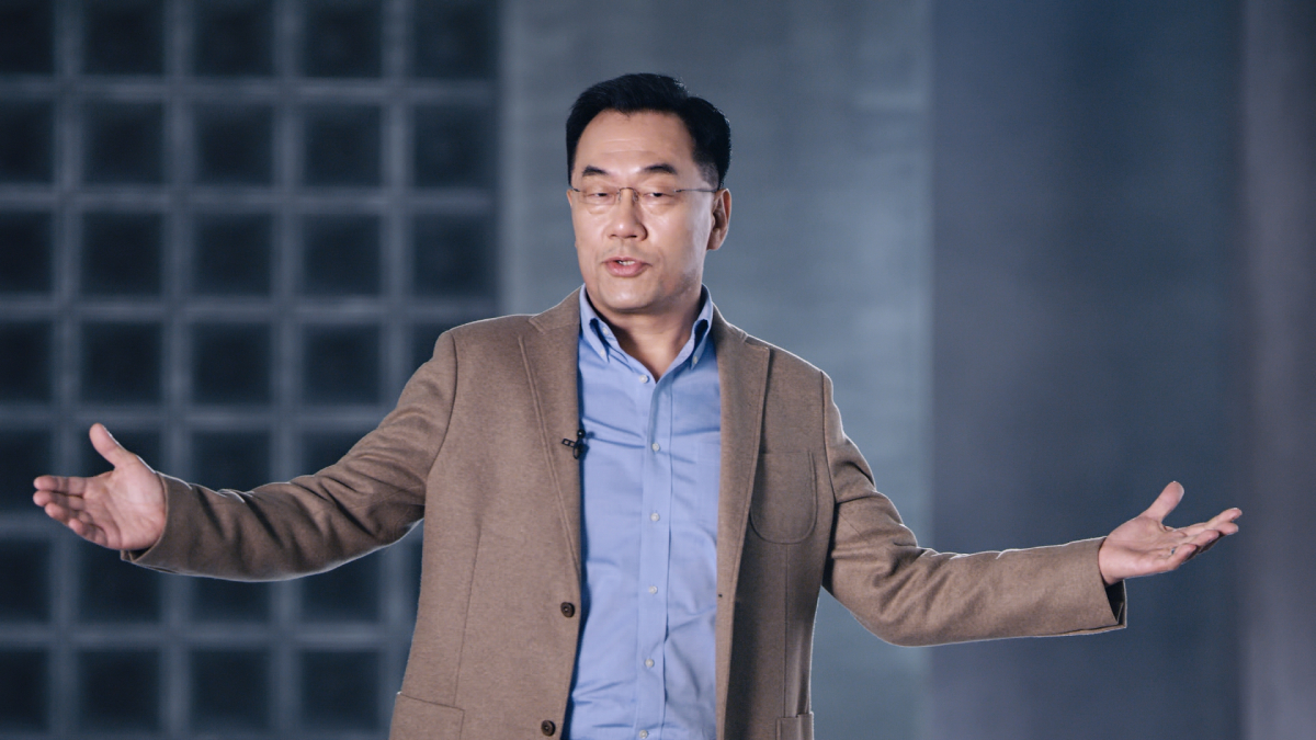 ▲삼성전자 강인엽 사장(시스템LSI 사업부장)이 '엑시노스 2100'을 소개하고 있다. 이날 강 사장은 AMD와 협력 차세대 GPU 협력을 강화하고 있다고 밝혔다. (사진제공=삼성전자)