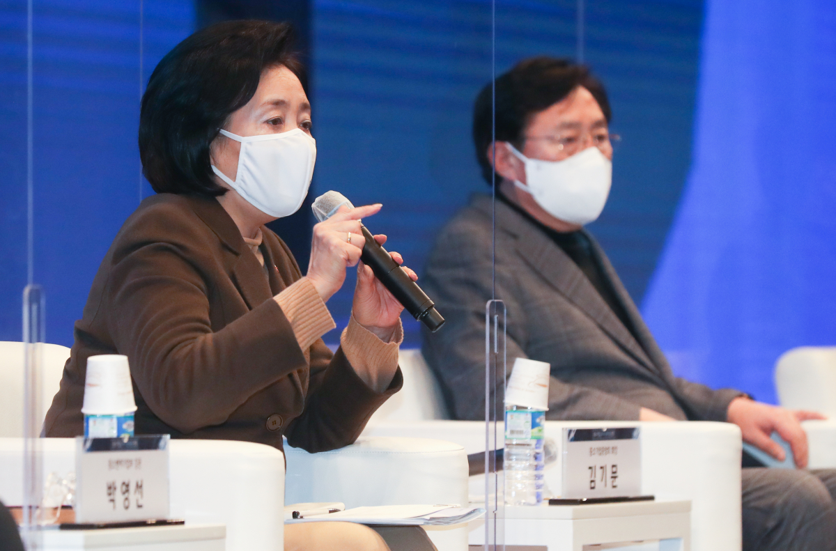 ▲박영선 중소벤처기업부 장관(왼쪽)이 12일 오후 서울 여의도 중소기업중앙회에서 열린 '참 괜찮은 일자리 플랫폼' 론칭 행사에서 인사말을 하고 있다. (연합뉴스)