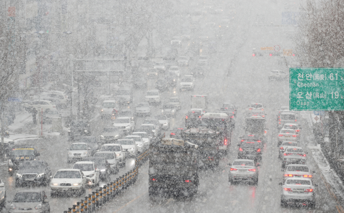 ▲ 12일 오후 경기도 수원시 팔달구 경수대로에서 차량이 많은 눈에 서행하고 있다. (연합뉴스)
