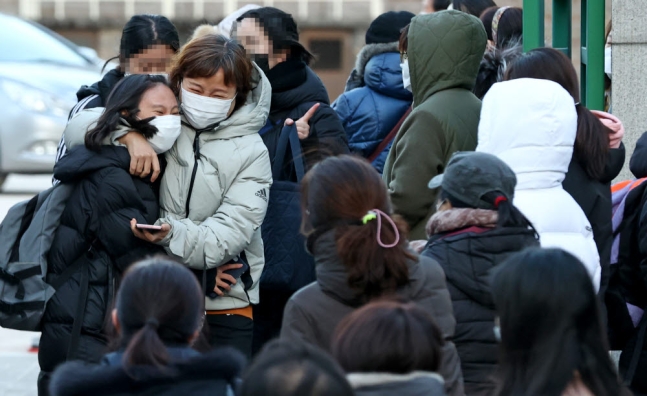 ▲지난 달 2021학년도 수능을 치르고 학생들이 시험장을 나서고 있는 모습. (연합뉴스)