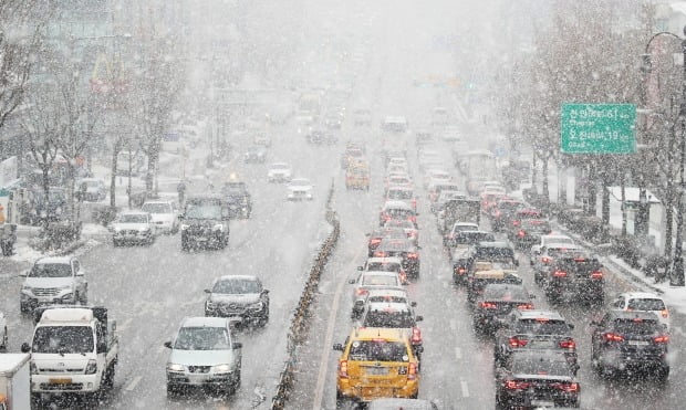 ▲많은 눈이 내린 12일 오후 경기도 수원시 팔달구 경수대로에서 차량이 서행하고 있다. (연합뉴스)