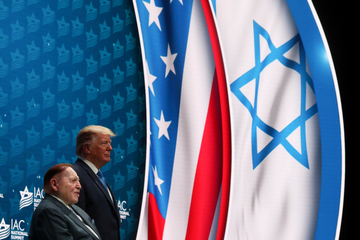 ▲도널드 트럼프 미국 대통령이 2019년 12월 7일 미국 플로리다주 할리우드에서 연설을 하기 전에 셸던 애덜슨 회장과 함께 무대에 서 있다. 할리우드/로이터연합뉴스