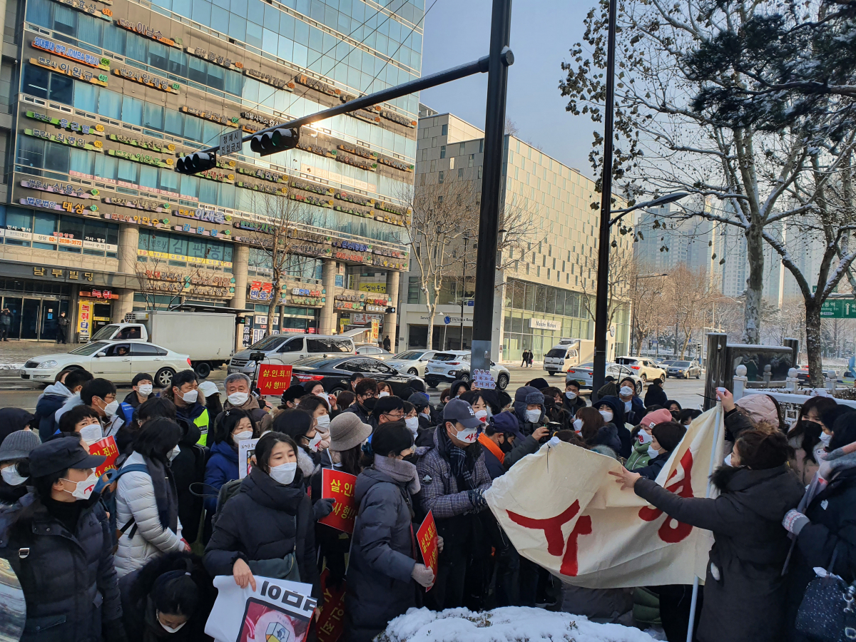 ▲'정인이 사건' 양부모의 재판이 열리는 서울남부지방법원 입구에 시민단체 회원들이 양부모의 강력 처벌을 촉구하고 있다. (김종용 기자 deep@)