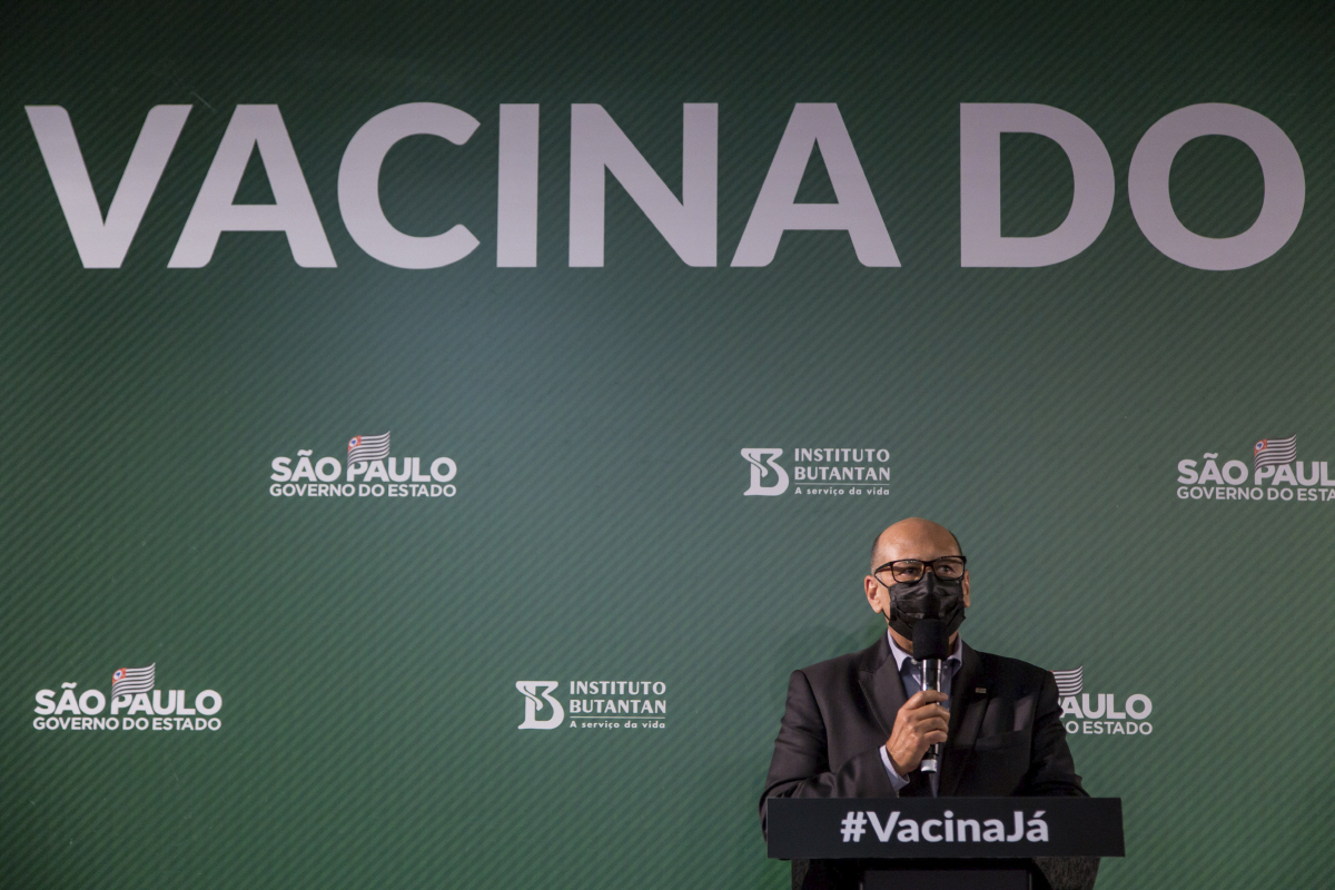 ▲브라질 부탄탕연구소의 지마스 코바스 연구소장이 지난달 23일(현지시간) 브라질 상파울루에서 시노백 효과 예상치를 발표하고 있다. 상파울루/AP뉴시스
