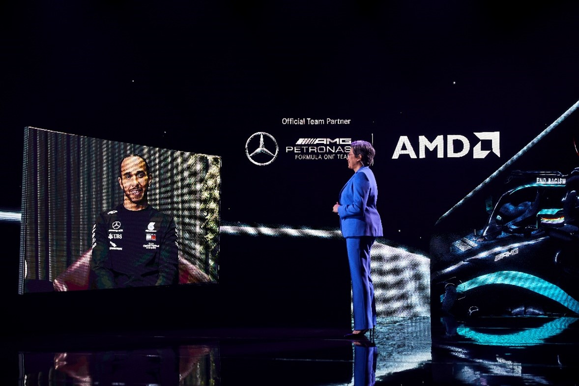 ▲ 리사 수 AMD CEO가 CES2021 기조연설에서 메르세데스 AMG 페트로나스 포뮬라1 드라이버 루이스 해밀턴 경과 대화하고 있다. (사진제공=AMD)