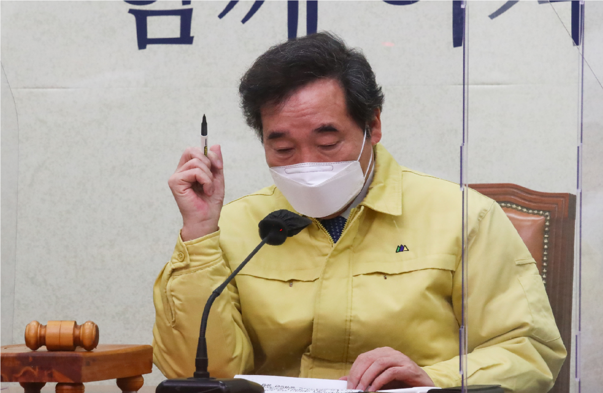 ▲더불어민주당 이낙연 대표가 13일 국회에서 열린 최고위원회의에서 자료를 살피고 있다. (연합뉴스)