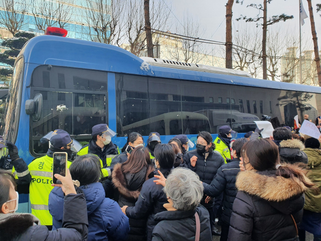 ▲13일 오전 서울 양천구 서울남부지법에서 열린 '정인이 사건' 첫 재판 직후 정인 양 양모 장모 씨가 탄 호송차를 시민들이 애워싼 채 막고 있다. (김종용 기자 deep@)