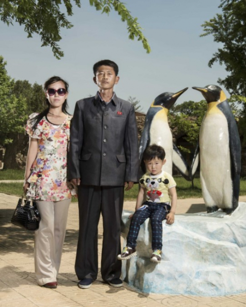 ▲프랑스 사진작가 스테판 글라디외가 평양 동물원에서 만난 젊은 부부 가족. 아내는 북한의 현대와 변화를, 남편은 과거와 전통을 각각 상징하면서 대조를 이루고 있다.  (연합뉴스)