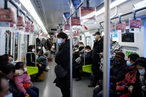 ▲중국에서 신종 코로나바이러스 감염증(코로나19) 지역사회 확산이 증가하고 있는 가운데 상하이 지하철에 탑승한 사람들이 마스크를 착용하고 있다. 상하이/로이터연합뉴스  
