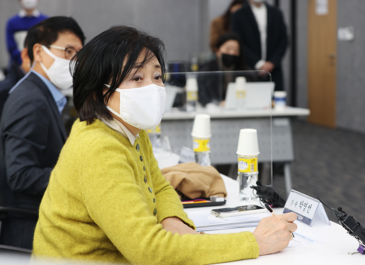 ▲박영선 중소벤처기업부 장관이 13일 소상공인 버팀목자금 지급 관련 보고를 듣고 있다.  (사진제공=중소벤처기업부)