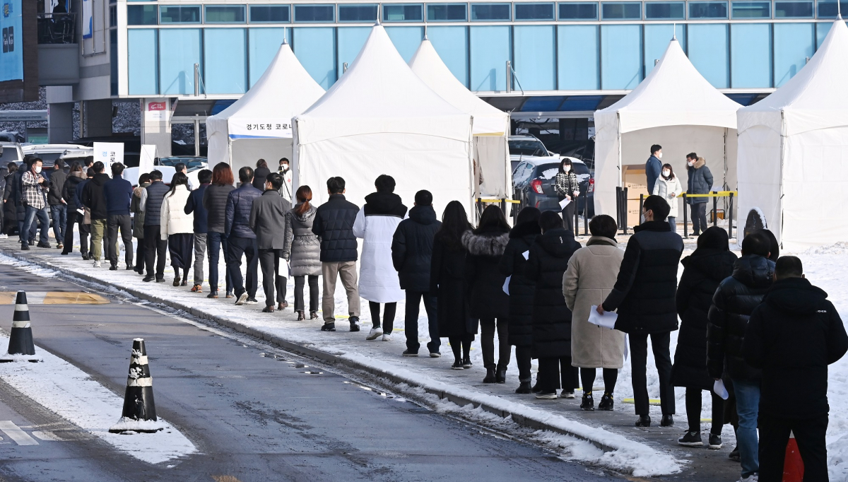 ▲경기도 수원시 팔달구 경기도청에 마련된 임시선별검사소 모습.
 (사진제공=뉴시스)