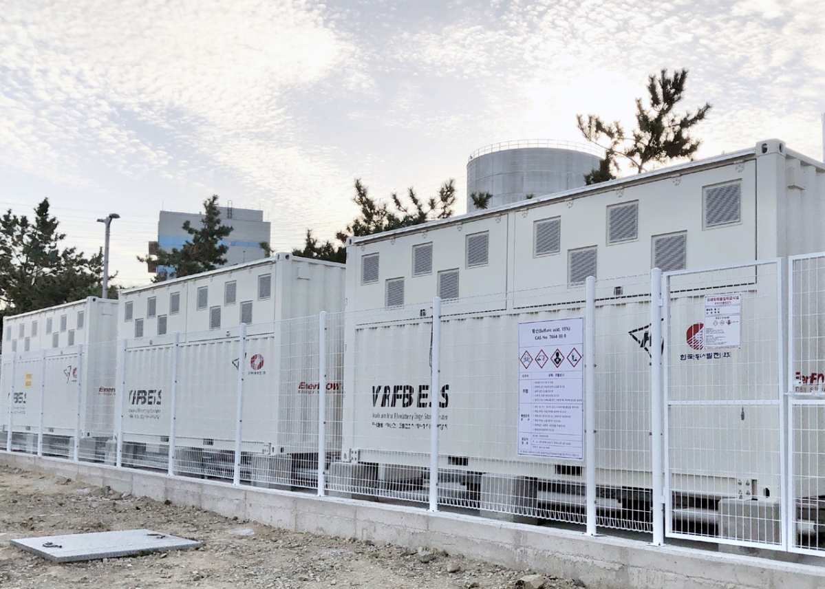 ▲동서발전 울산발전본부 내에 설치된 1MWh급 바나듐 흐름전지 실증설비 전경. (사진제공=한국동서발전)