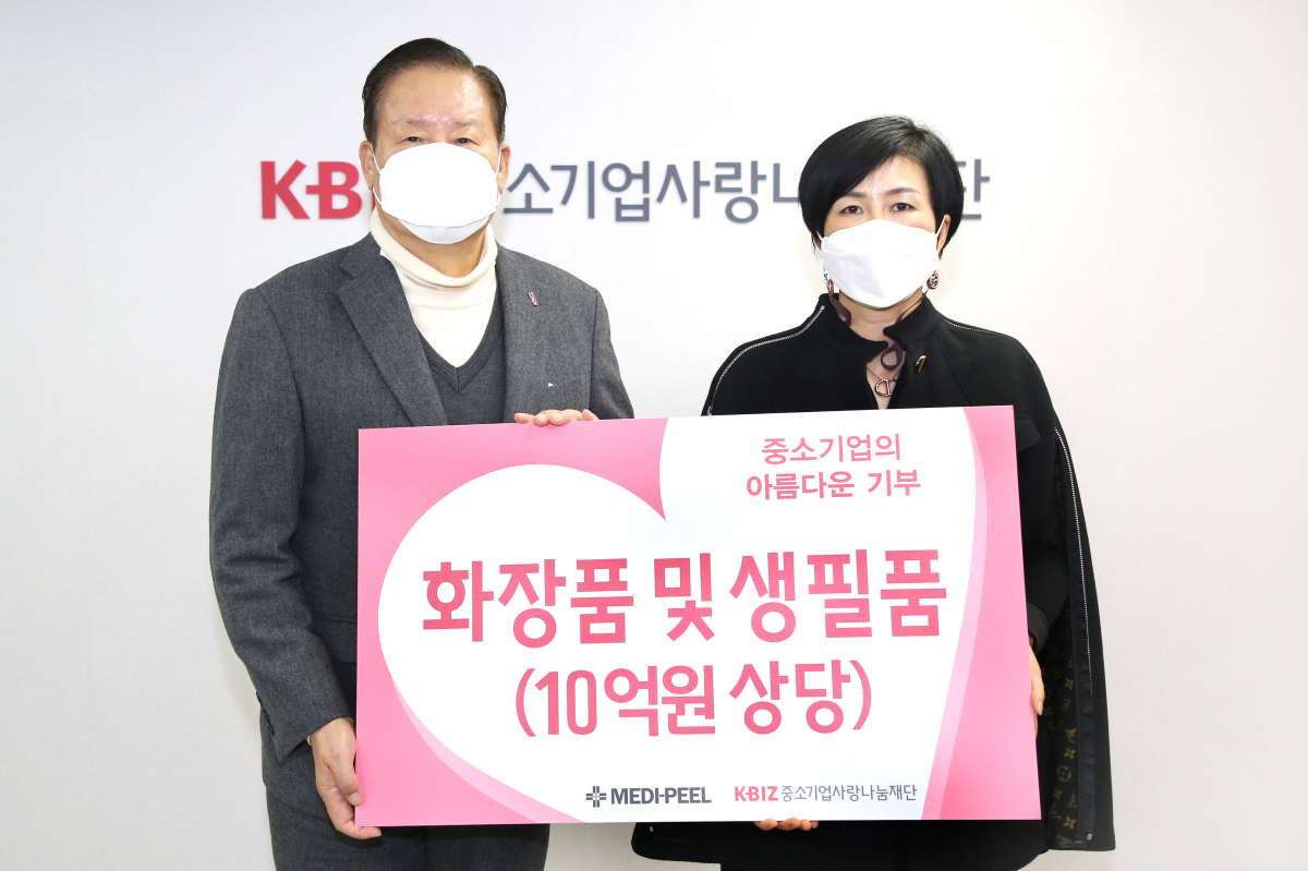 ▲전복순 스킨이데아 대표이사(오른쪽)가 13일 중소기업사랑나눔재단에 10억 규모 화장품을 기부하고 손인국 중소기업 사랑나눔재단 이사장과 기념 촬영을 하고 있다. (사진제공=중소기업사랑나눔재단)