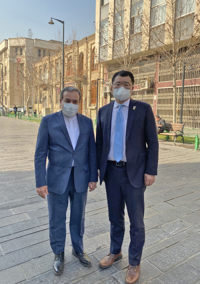 ▲최종건 외교부 1차관이 지난 10일(현지시간) 이란에 억류된 선원들의 조기 석방을 위해 테헤란을 방문, 세예드 압바스 아락치 이란 외무차관과 기념촬영을 하고 있다.  (연합뉴스)