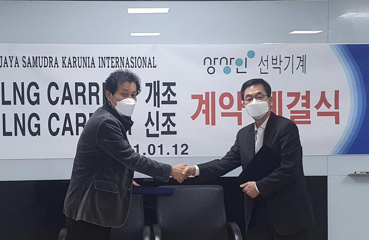 ▲12일 전남 광양시 광양읍 율촌산단에 위치한 상상인선박기계 본사에서 열린 계약 체결식에서 최영욱 상상인선박기계 대표(왼쪽)와 조영학 PT. JSK 그룹 상무가 기념촬영을 하고 있다. (사진제공=상상인그룹)