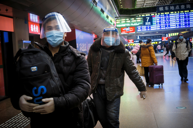 ▲중국 베이징의 기자역에서 13일(현지시간) 얼굴에 가리개를 착용한 여행객이 걸어가고 있다. 중국 당국은 최근 베이징 주변 지역의 확산세가 심각해지자 강도 높은 방역 조치를 꺼내들었다. 베이징/로이터연합뉴스