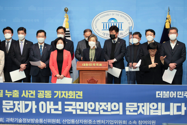 ▲더불어민주당 양이원영, 우원식, 김성환 의원 등이 13일 국회 소통관에서 월성원전의 방사성물질 누출 사건과 관련해 공동 기자회견을 하고 있다. 