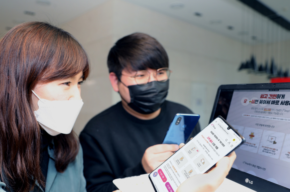 ▲고객이 유샵으로 셀프개통 서비스를 이용하고 있다. (사진제공=LG유플러스)