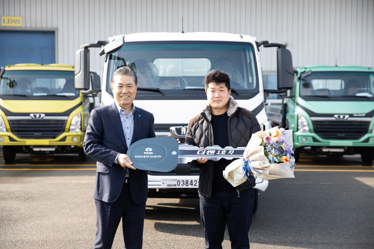 ▲김방신 타타대우상용차 사장(왼쪽)이 13일 전라북도 군산시 더 쎈 생산공장에서 1호차 차량을 구매한 김원중씨(오른쪽)에게 차량을 인도하고 있다. (사진제공=타타대우상용차)