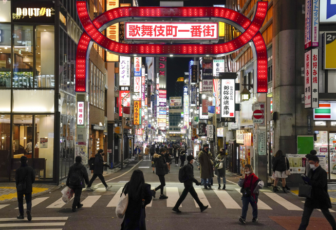 ▲일본 도쿄 신주쿠의 가부키초에서 13일(현지시간) 시민들이 마스크를 쓴 채 걸어가고 있다. 일본에서 새로운 신종 코로나바이러스 감염증(코로나19) 변이 바이러스가 발견됐다. 도쿄/EPA연합뉴스