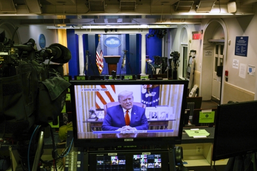 ▲도널드 트럼프 미국 대통령이 13일(현지시간) 백악관 계정 트위터에 올린 영상이 언론 브리핑룸 모니터에 잡혔다. 워싱턴D.C./AP연합뉴스
