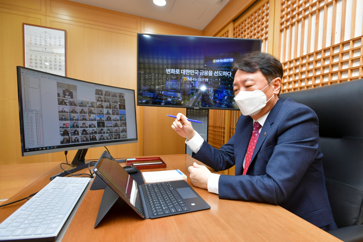 ▲권준학 농협은행장이 화상회의를 진행하고 있다. (사진제공=농협은행)
