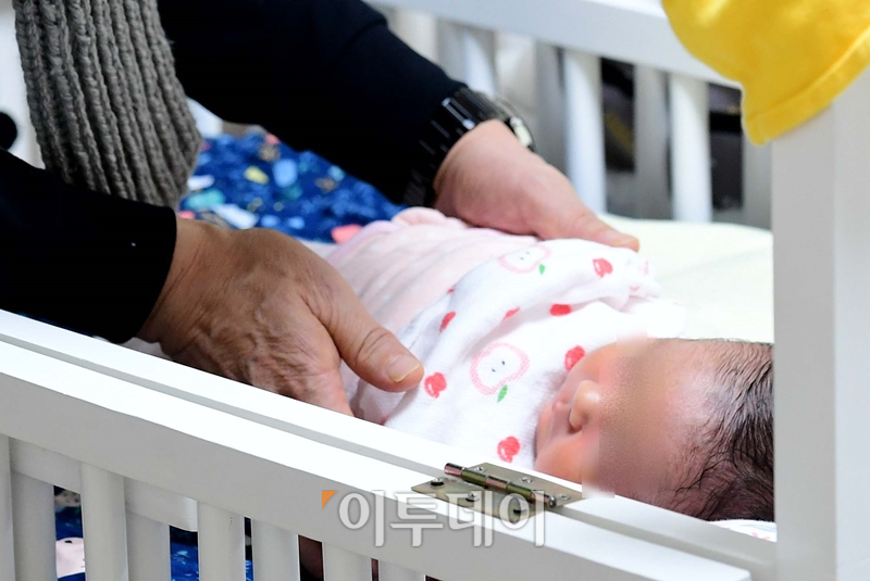 ▲지난 7일 베이비박스에 들어온 영아의 모습. 이 아이는 출생신고를 하지 못해 보육시설로 보내지게 됐다. 신태현 기자 holjjak@
