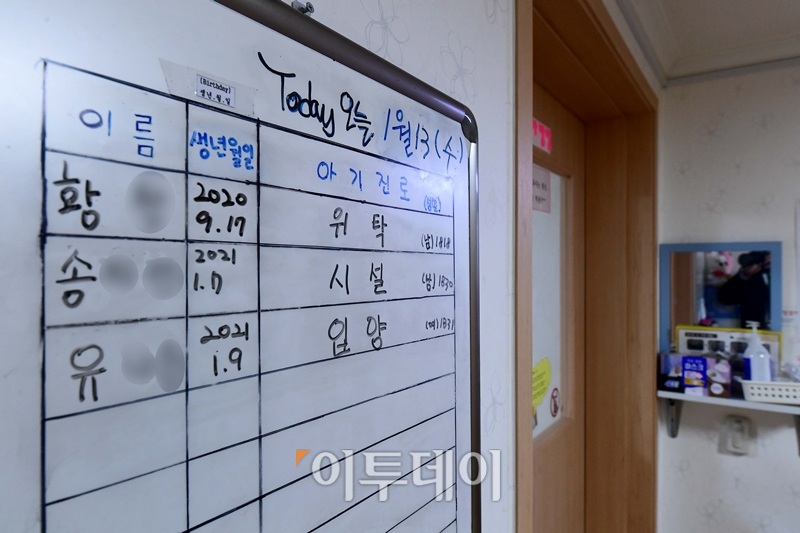 ▲현재 베이비박스가 보호하고 있는 아이들의 진로는 출생신고 여부에 따라 위탁, 시설, 입양으로 정해졌다. 신태현 기자 holjjak@