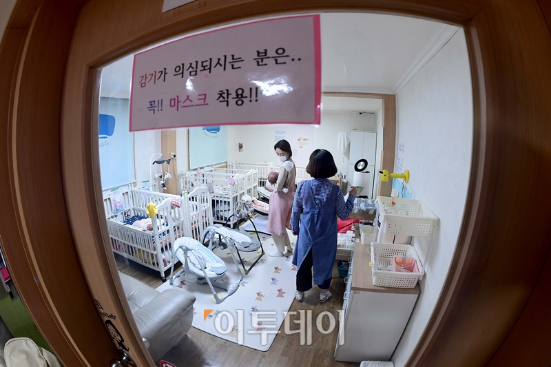 ▲베이비박스는 영아가 길거리에 유기되지 않고 생명을 지킬 수 있도록 돕고 있다. 자원봉사자들의 보호를 받고 있는 아이들의 모습. 신태현 기자 holjjak@