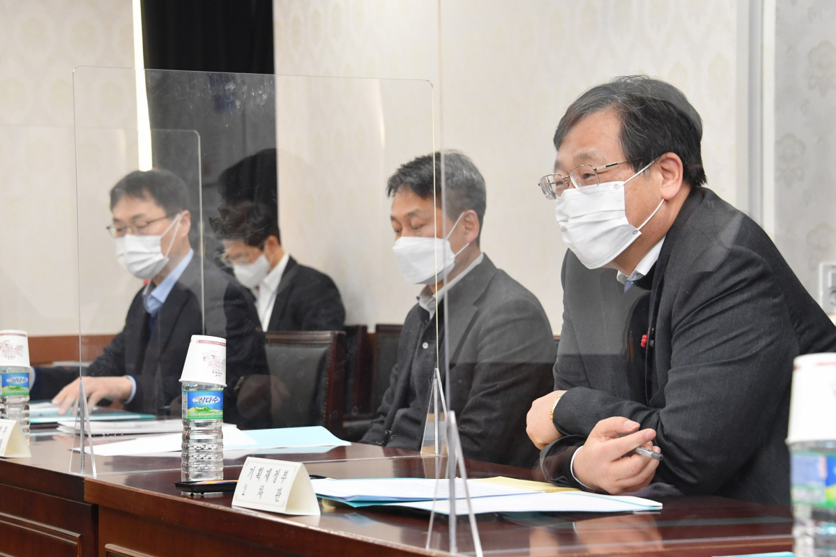 ▲안일환 기획재정부 2차관이 14일 정부서울청사에서 '공공기관 혁신방안 전문가 간담회'를 주재하고 모두발언을 하고 있다. (사진제공=기획재정부)