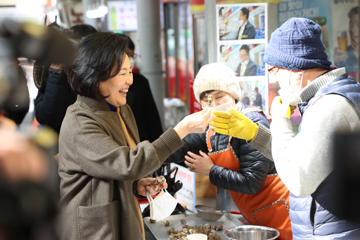 ▲박영선 중소벤처기업부 장관이 14일 서울시 노원구 공릉동도깨비시장을 찾아 상인들과 만났다. 박 장관은 버팀목자금 수령 상황을 점검했다. (사진제공=중소벤처기업부)