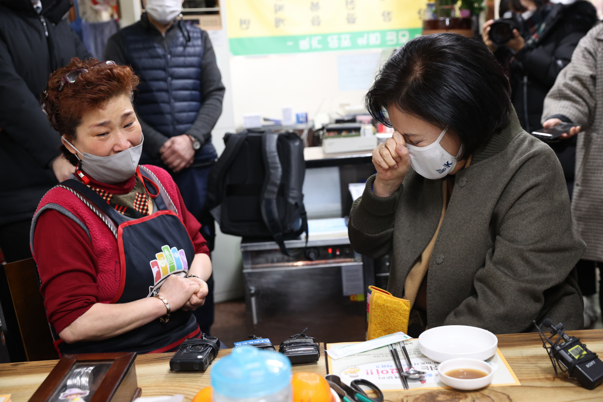 ▲박영선 중소벤처기업부 장관이 서울시 노원구 공릉동도깨비시장을 방문해 ‘태백숯불갈비’ 식당에서 상인과 대화하다 눈물짓고 있다. (사진제공=중소벤처기업부)