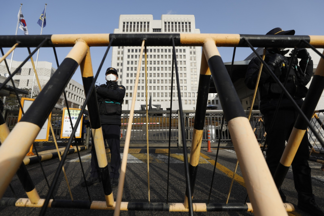 ▲박근혜 전 대통령 대법원 최종 선고일인 14일 서울 대법원 앞에서 경찰이 경비를 서고 있다. (뉴시스)