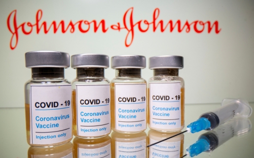 ▲미국 제약사 존슨앤드존슨(J&amp;J)의 신종 코로나바이러스 감염증(코로나19) 백신이 놓여 있다. 로이터연합뉴스
