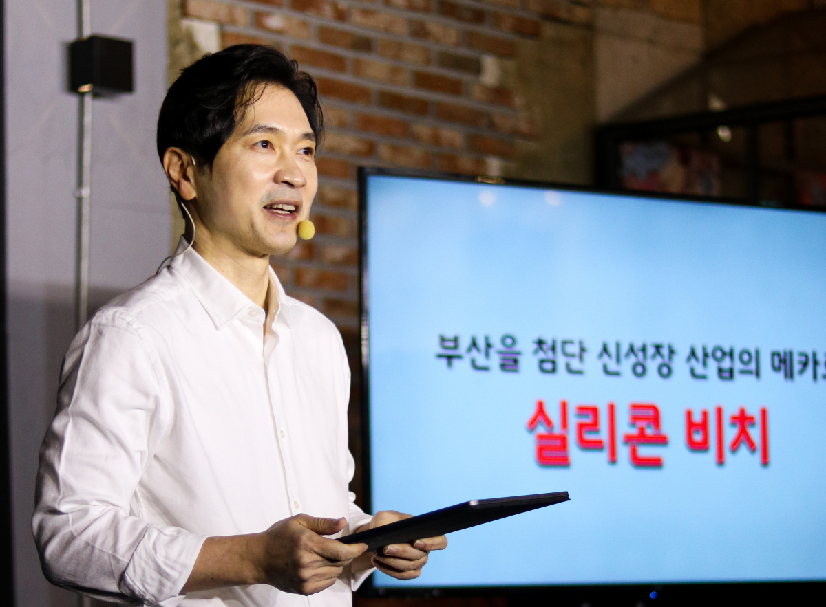 ▲박성훈 국민의힘 부산시장 보궐선거 예비후보(전 부산시 경제부시장)가 14일 오후 부산 전포카페거리에 위치한 카페 '빈티지38'에서 부산시장 보궐선거 출마를 공식 선언하고 있다. (연합뉴스)