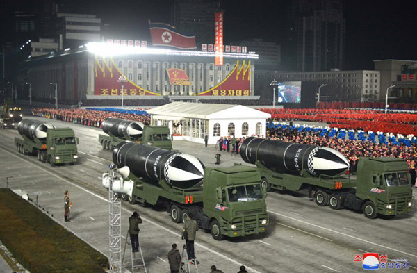 ▲북한이 제8차 노동당대회 기념 열병식에서 신형 잠수함발사탄도미사일을 공개했다. (연합뉴스)