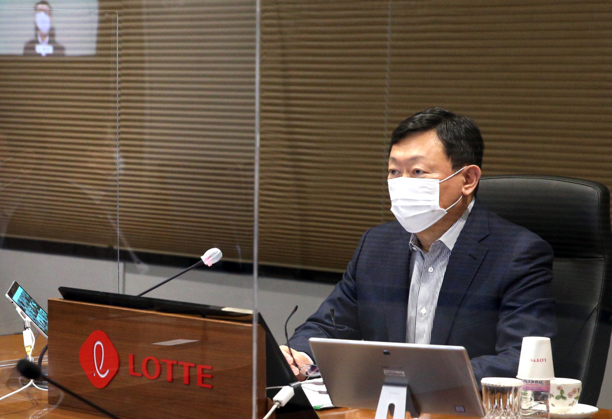 ▲신동빈 롯데그룹 회장이 연초 사장단회의를 주재하고 있다. 신 회장은 이 자리"팬데믹 이후를 대비해야 한다"며 "임직원에게 10년 후를 제시할 수 있어야 한다"고 강조했다.  (사진제공=롯데그룹)