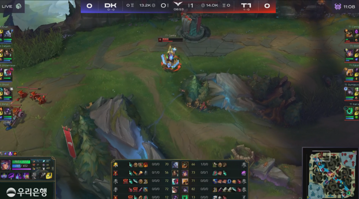 ▲9분경 블루 칼날부리에 박혀있는 와드. 경기 초반 내내 캐니언에게 칼날부리를 내주지 않겠다는 T1의 모습이 두드러졌다. (사진=LCK 트위치 캡쳐)