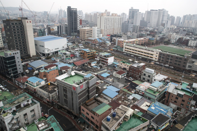 ▲‘공공재개발’(공공 참여형 재개발) 시범사업지 8곳이 베일을 벗었다. 이번에 선정된 정비구역은 모두 지하철역 인근 역세권으로 정비구역 지정 이후 10년 이상 사업이 지체된 곳이다. 시범사업 후보지는 동작구 흑석2, 영등포구 양평13·14, 동대문구 용두1-6·신설1, 관악구 봉천13, 종로구 신문로2-12, 강북구 강북5 등이다. 사진은 동대문구 신설1구역 전경. (연합뉴스)