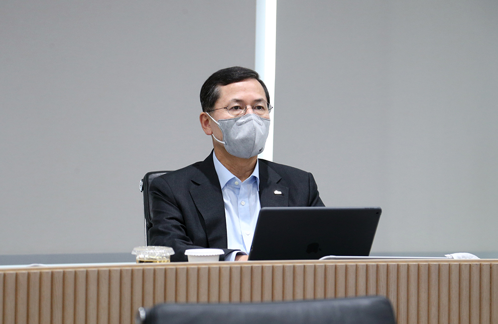 ▲15일 서울 을지로 신한카드 본사에서 열린 '2021년 상반기 사업전략회의'에서 임영진 신한카드 사장이 회의 내용을 경청하고 있다. (사진제공=신한카드)