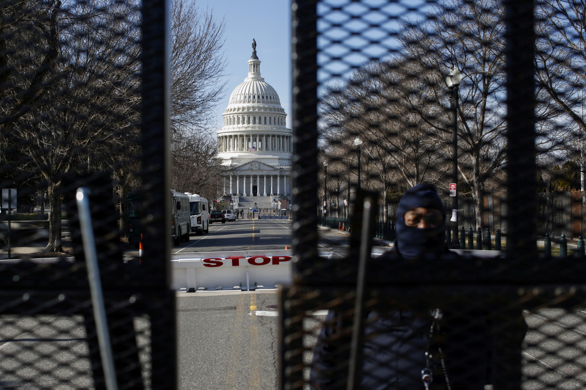 ▲16(현지시간) 미국 워싱턴D.C.에서 연방경찰이 의회 앞 도로를 봉쇄하고 서 있다. 워싱턴D.C./로이터연합뉴스