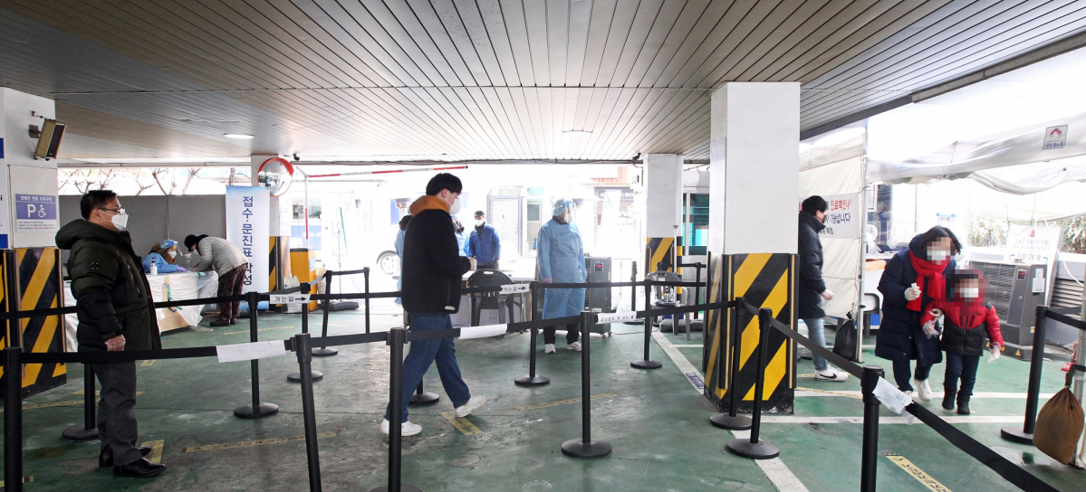 ▲16일 오전 주말을 맞아 서울 동작구 사당문화회관 주차장에 마련된 동작구청 임시 선별진료소에서 시민들이 코로나19 감염증 검사를 위해 줄지어 대기하고 있다. 동작구민체육센터와 사당문화회관 임시 선별진료소에서는 앞으로 4주간인 2월 13일 까지 연장 운영하며, 원하는 시민 누구나 증상유무와 관계없이 검사를 받을 수 있다. (뉴시스)