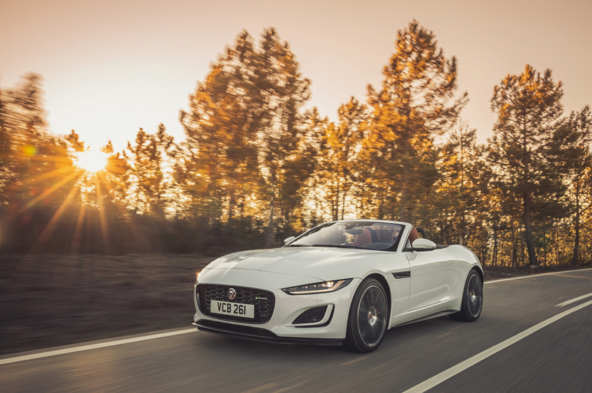 ▲3가지의 가솔린 파워트레인을 제공하며 뉴 F-TYPE P300, 뉴 F-TYPE P380 R-Dynamic, 뉴 F-TYPE P380 퍼스트 에디션, 뉴 F-TYPE R 4가지 모델에 각각 쿠페와 컨버터블 보디를 출시해 선택의 폭을 넓혔다.  (사진제공=재규어랜드로버코리아)