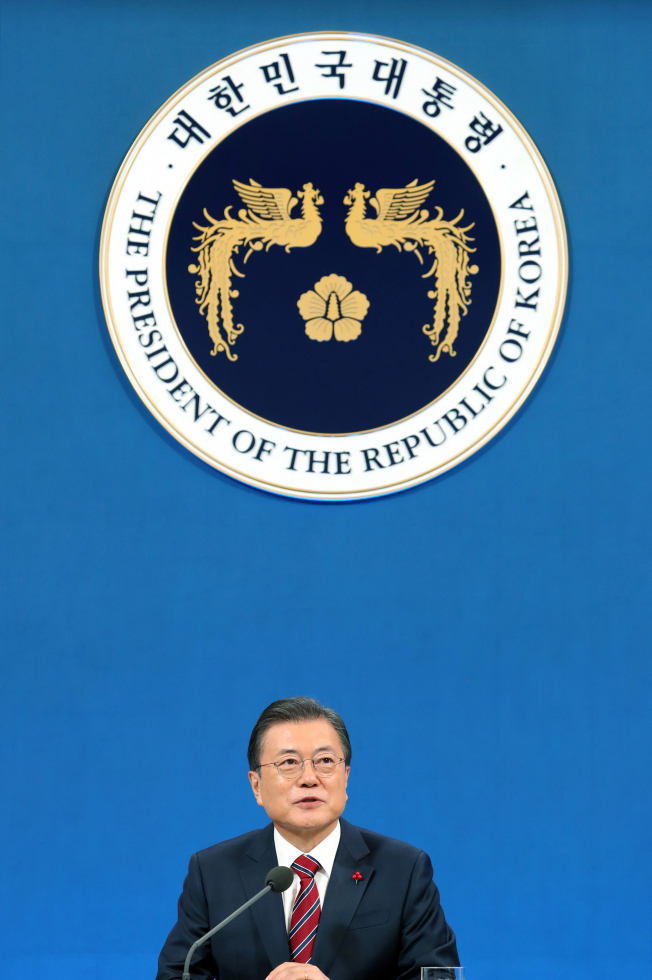 ▲문재인 대통령이 18일 청와대 춘추관에서 열린 신년 기자회견에서 기자의 질문에 답하고 있다. (연합뉴스)