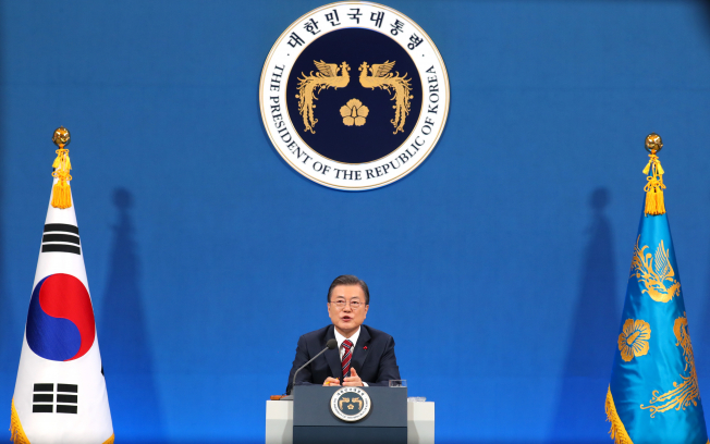 ▲<YONHAP PHOTO-2492> 질문에 답하는 문재인 대통령    (서울=연합뉴스) 최재구 기자 = 문재인 대통령이 18일 청와대 춘추관에서 열린 신년 기자회견에서 기자의 질문에 답하고 있다. 2021.1.18    jjaeck9@yna.co.kr/2021-01-18 10:30:16/<저작권자 ⓒ 1980-2021 ㈜연합뉴스. 무단 전재 재배포 금지.>